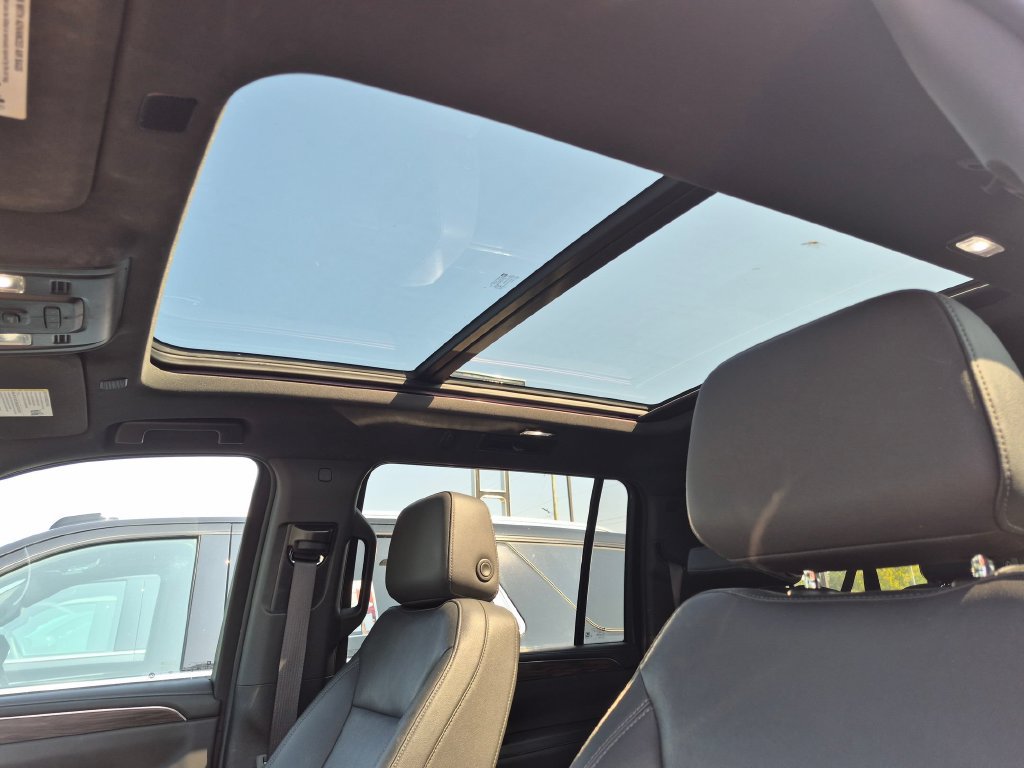 Used 2022 Chevrolet Suburban LT w/ Luxury Package AWD/4WD image 12