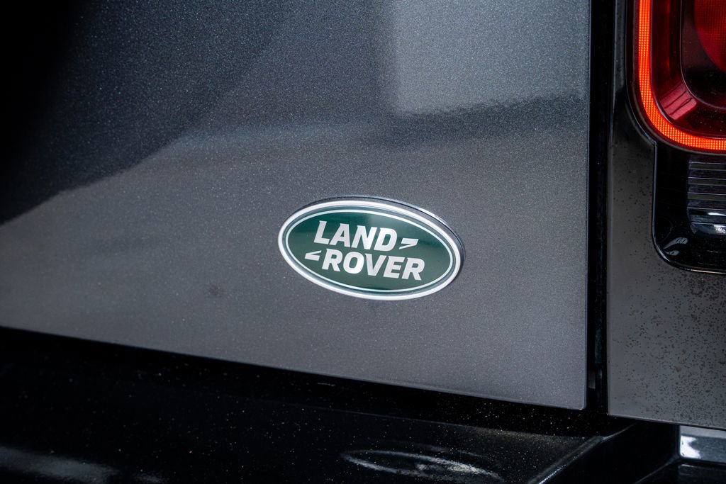 Used 2023 Land Rover Defender 130 X-Dynamic SE image 30