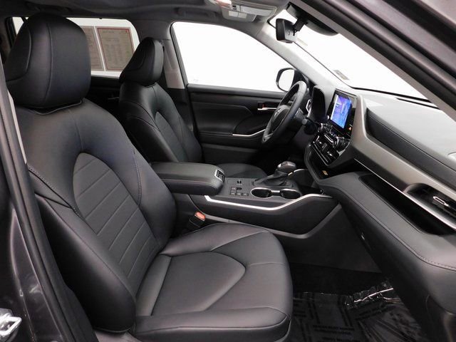 Used 2025 Toyota Highlander XLE image 36