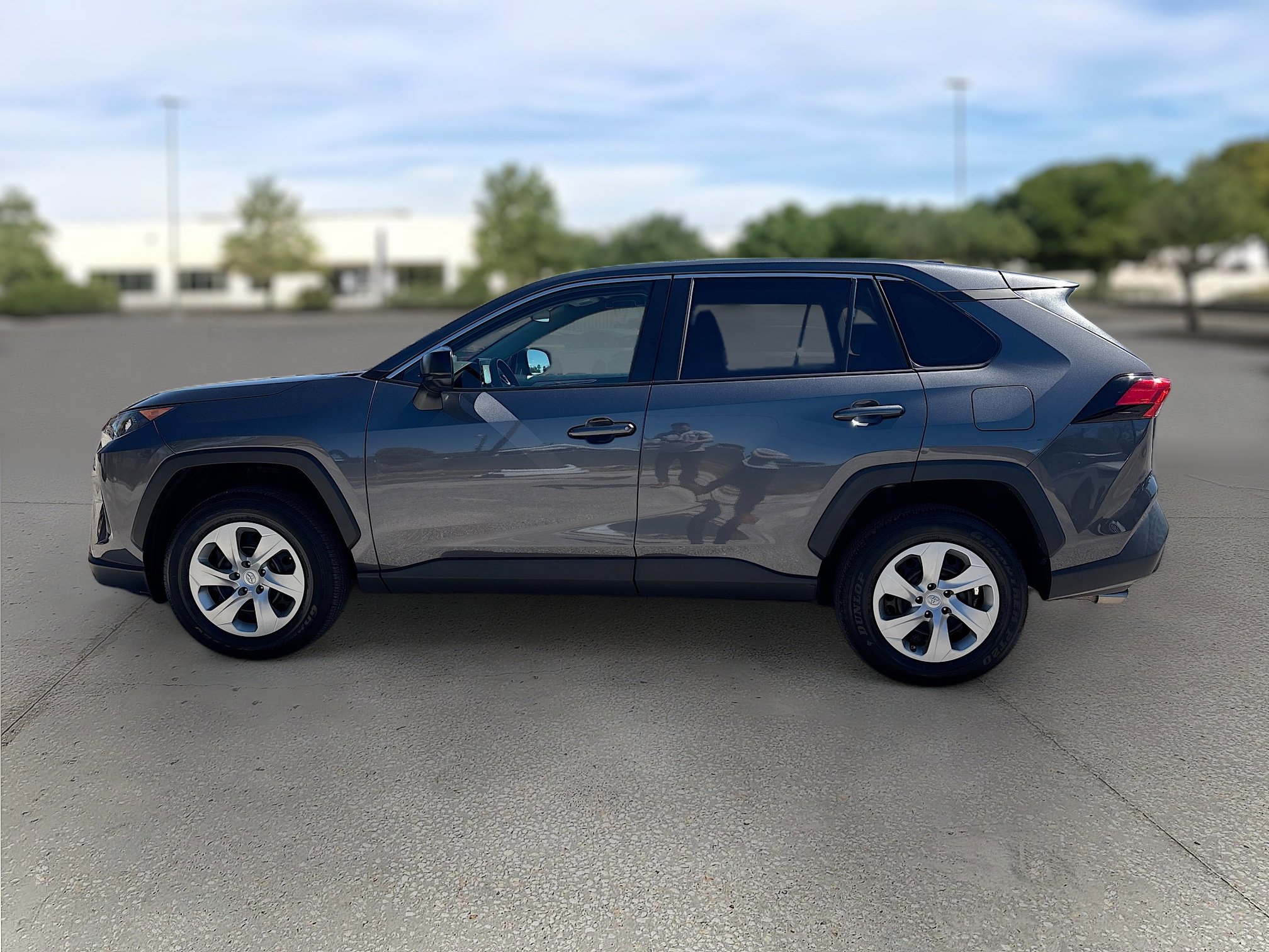 Used 2022 Toyota RAV4 LE image 4