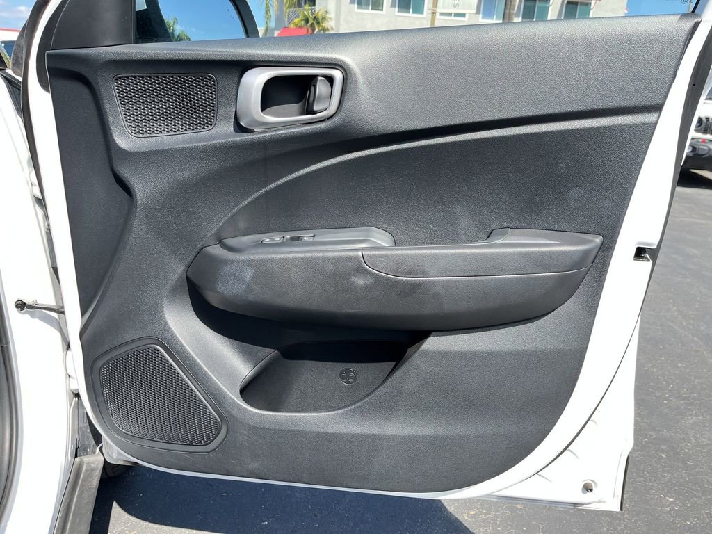 Used 2025 Hyundai Venue SEL FWD image 31