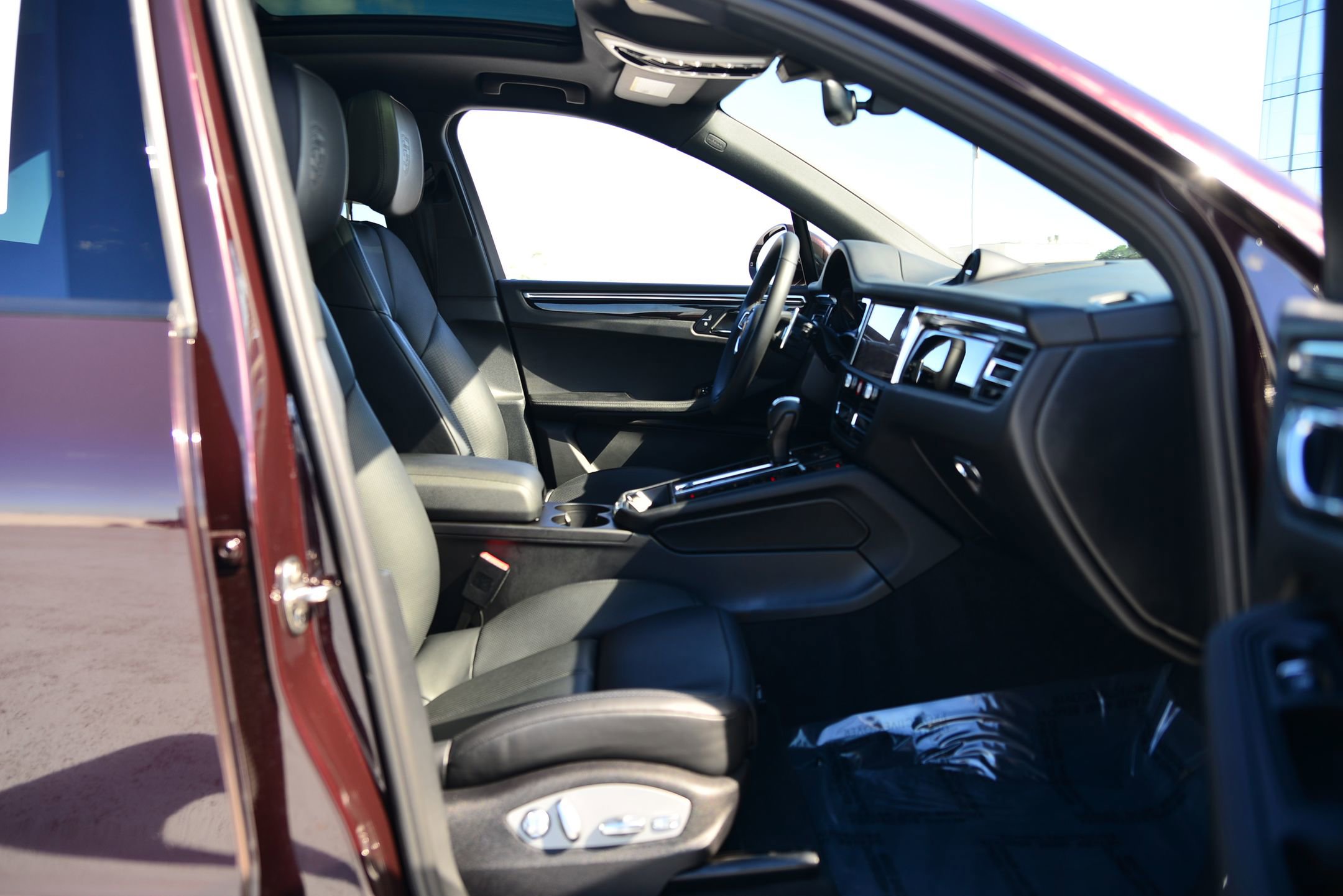 Certified 2025 Porsche Macan image 24