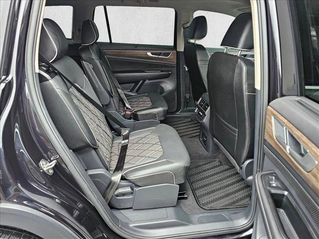 Used 2025 Volkswagen Atlas SEL Premium R-Line image 11