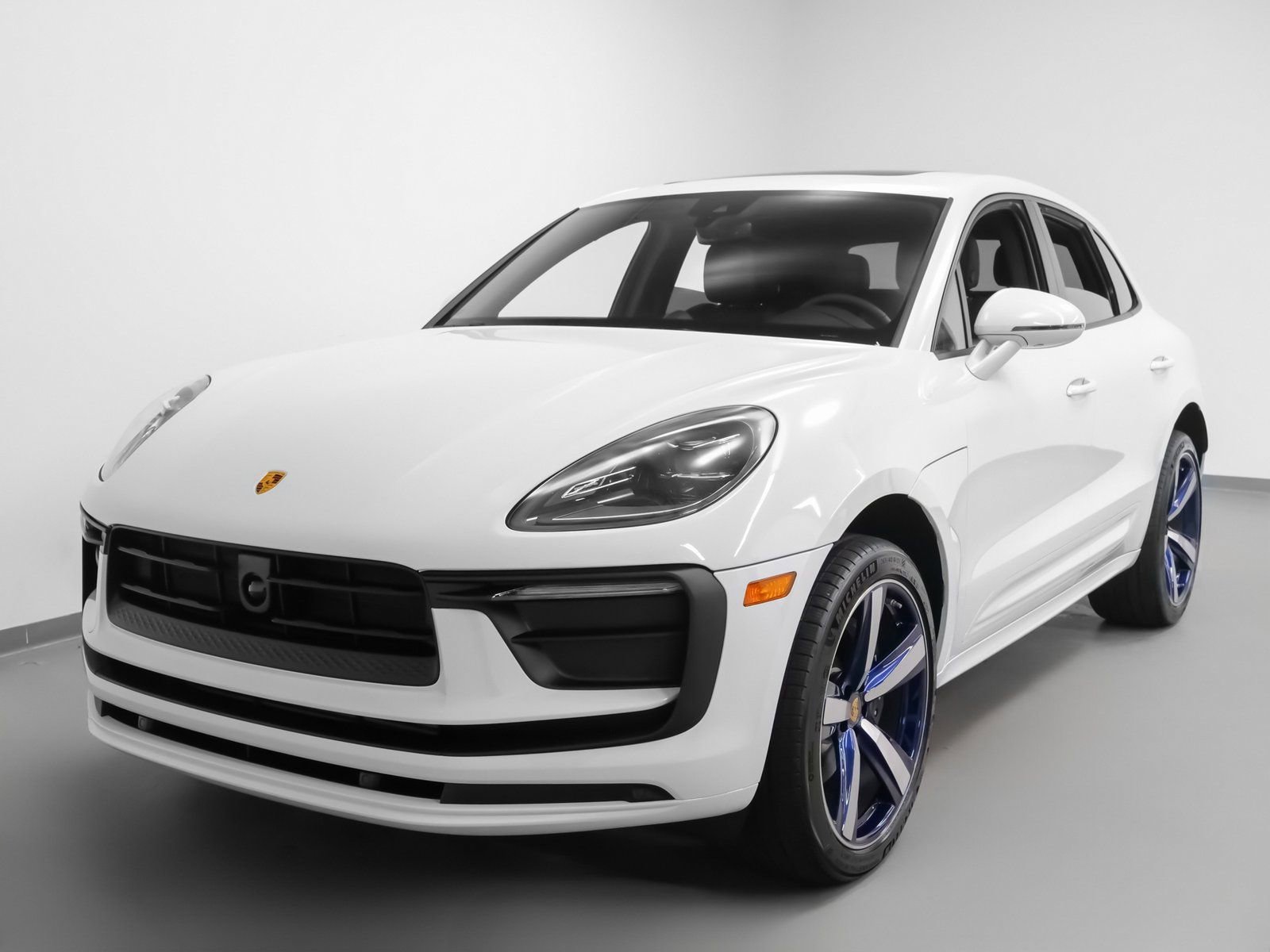 Certified 2025 Porsche Macan image 6
