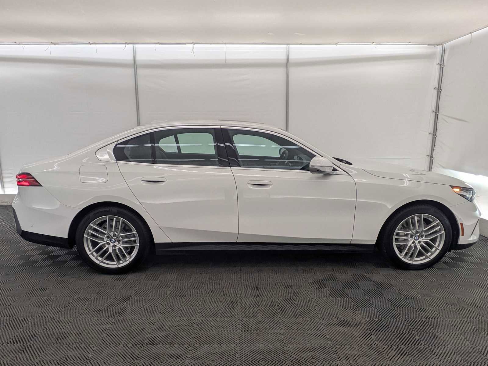 Used 2025 BMW 530i xDrive w/ Premium Package AWD/4WD image 7