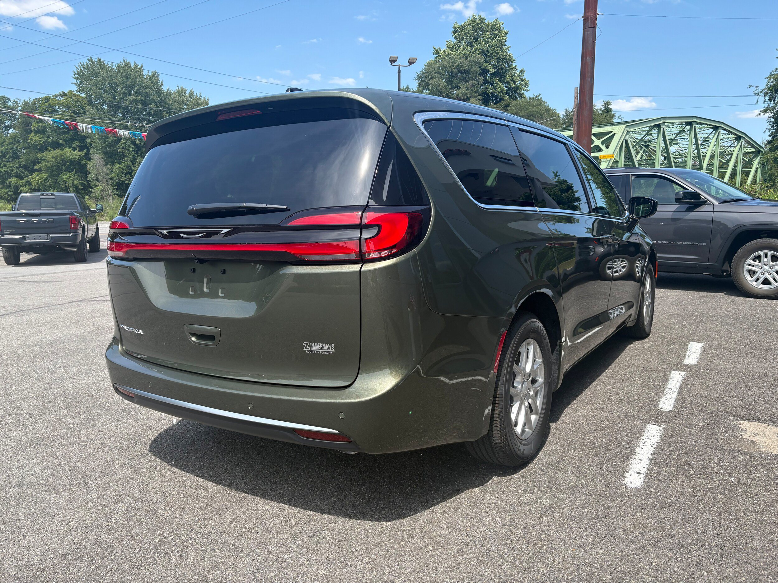 New 2027 Chrysler Pacifica Select FWD image 7