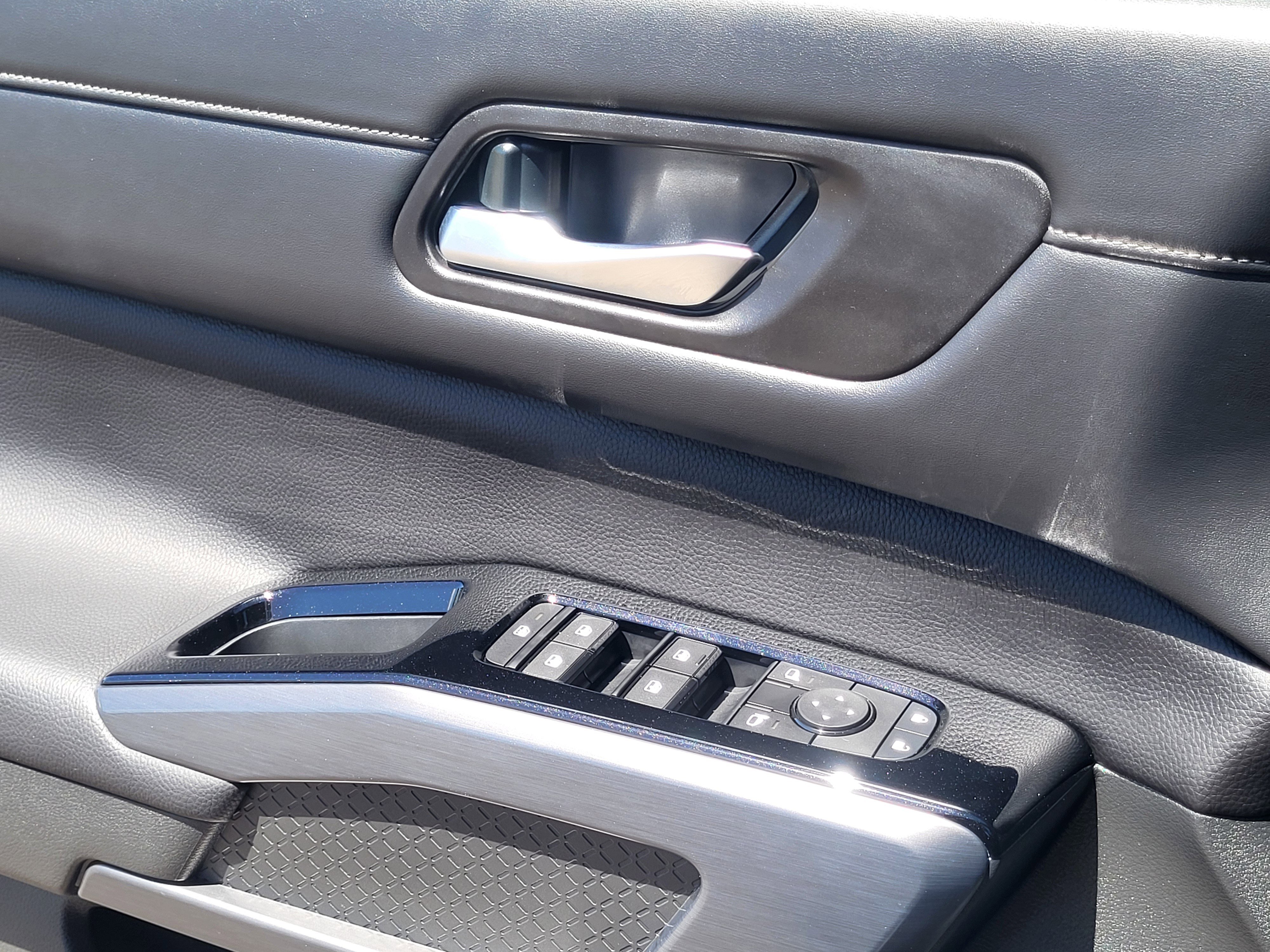 Used 2024 Nissan Pathfinder SL w/ Black Appearance Package AWD/4WD image 21