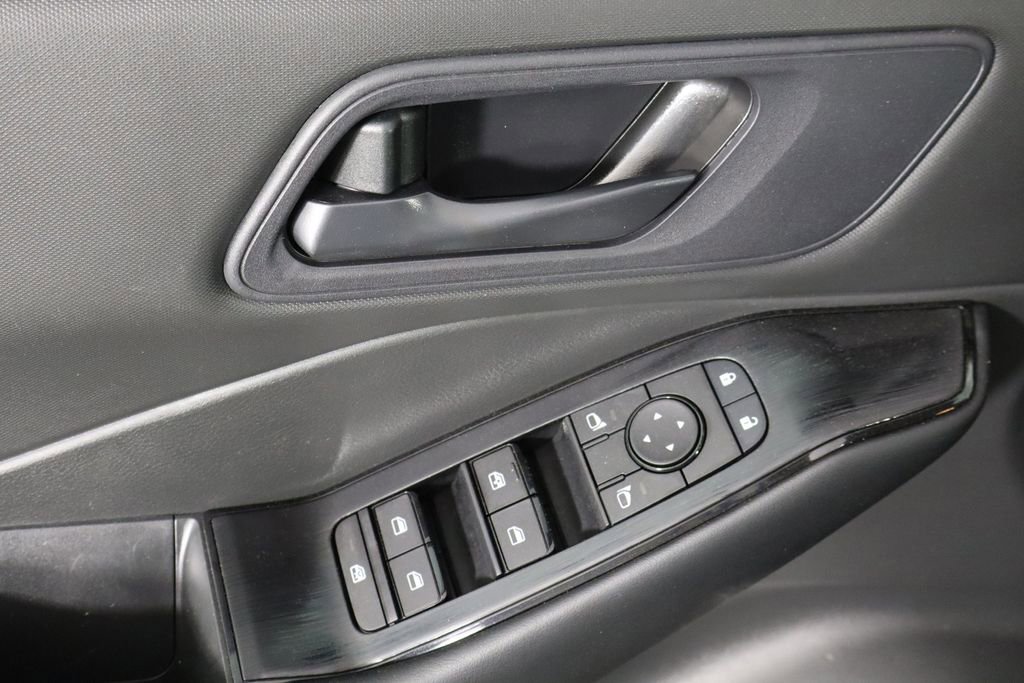 Used 2025 Nissan Rogue S image 22