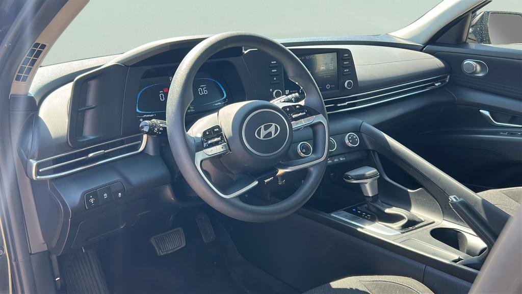 Certified 2025 Hyundai Elantra SE image 11