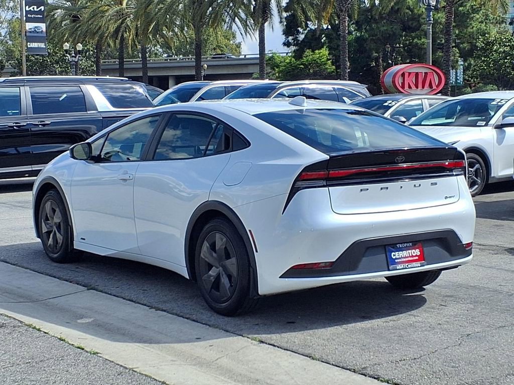 Used 2024 Toyota Prius LE image 3