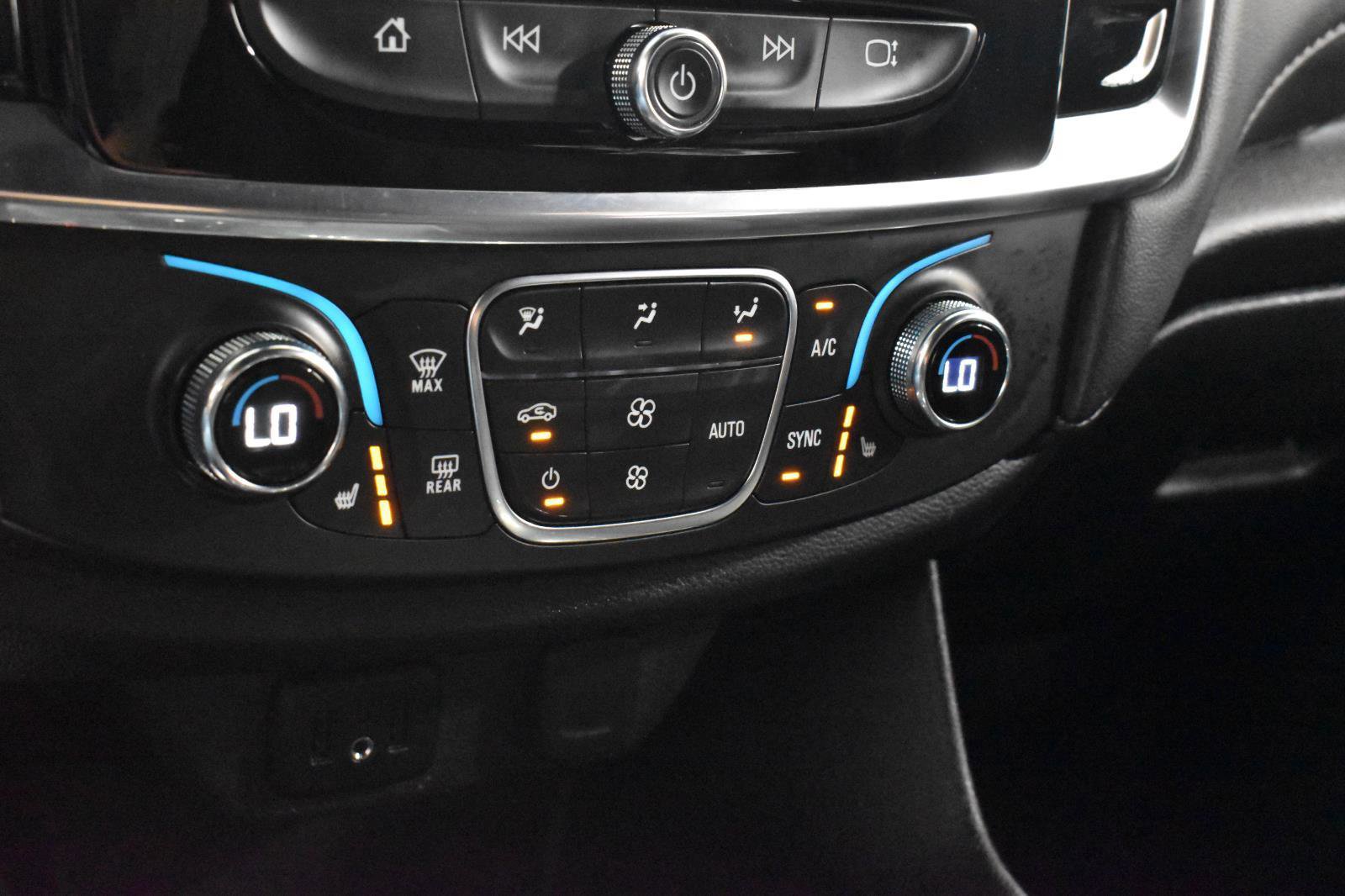 Used 2023 Chevrolet Traverse LT FWD image 23