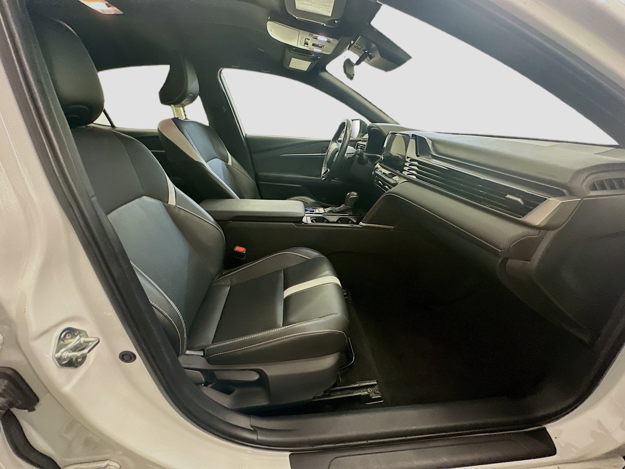 Used 2025 Toyota Camry SE image 31