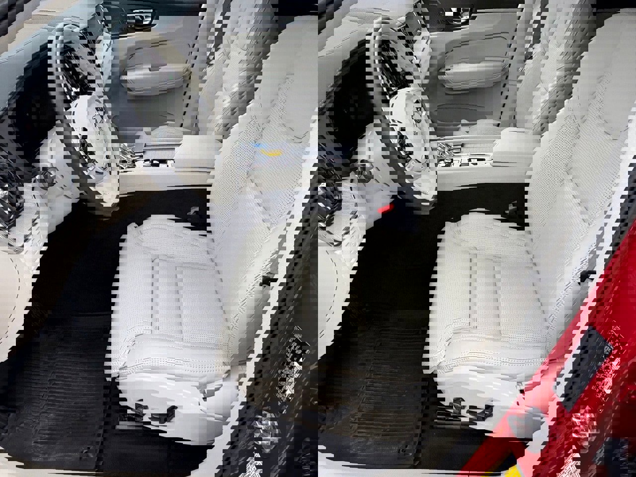 Certified 2023 Volvo XC60 B5 Ultimate w/ Climate Package image 28