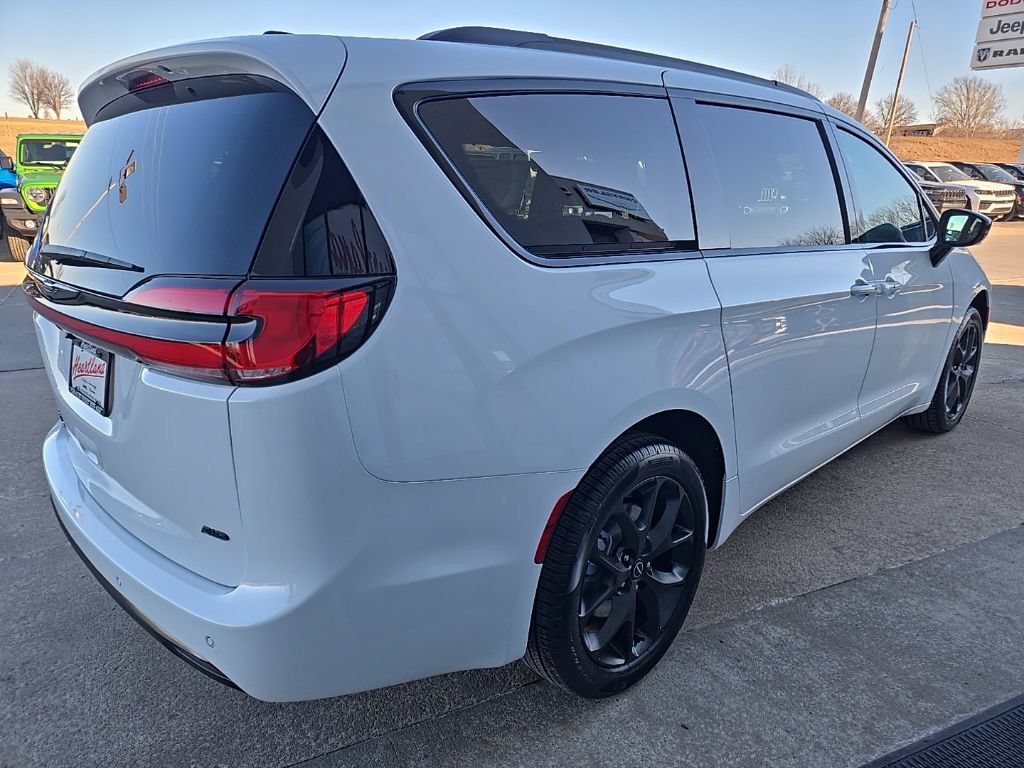 New 2026 Chrysler Pacifica Select w/ S Appearance Package AWD/4WD image 11