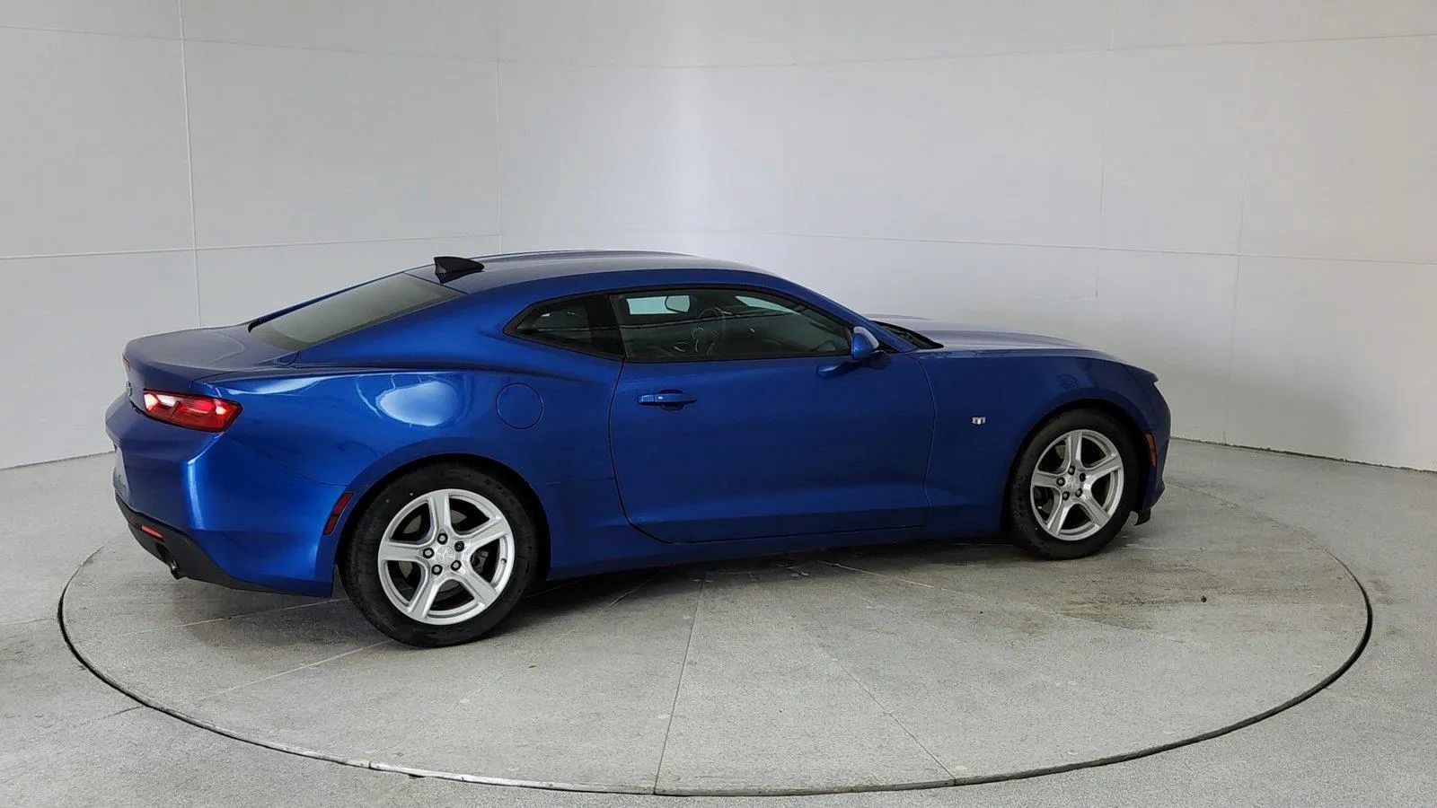 Used 2017 Chevrolet Camaro LT w/ Technology Package RWD image 7