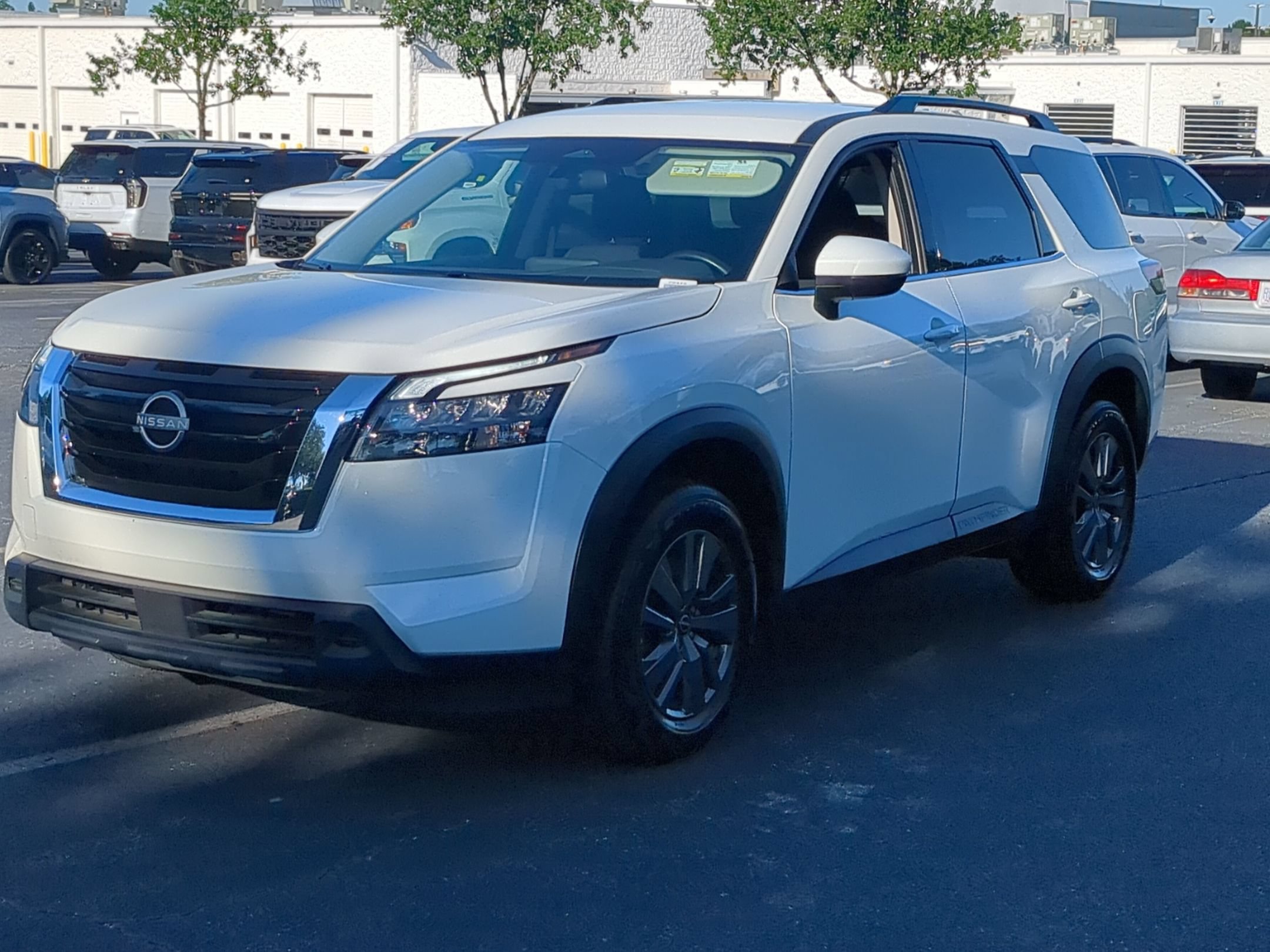 Used 2025 Nissan Pathfinder SV FWD image 5