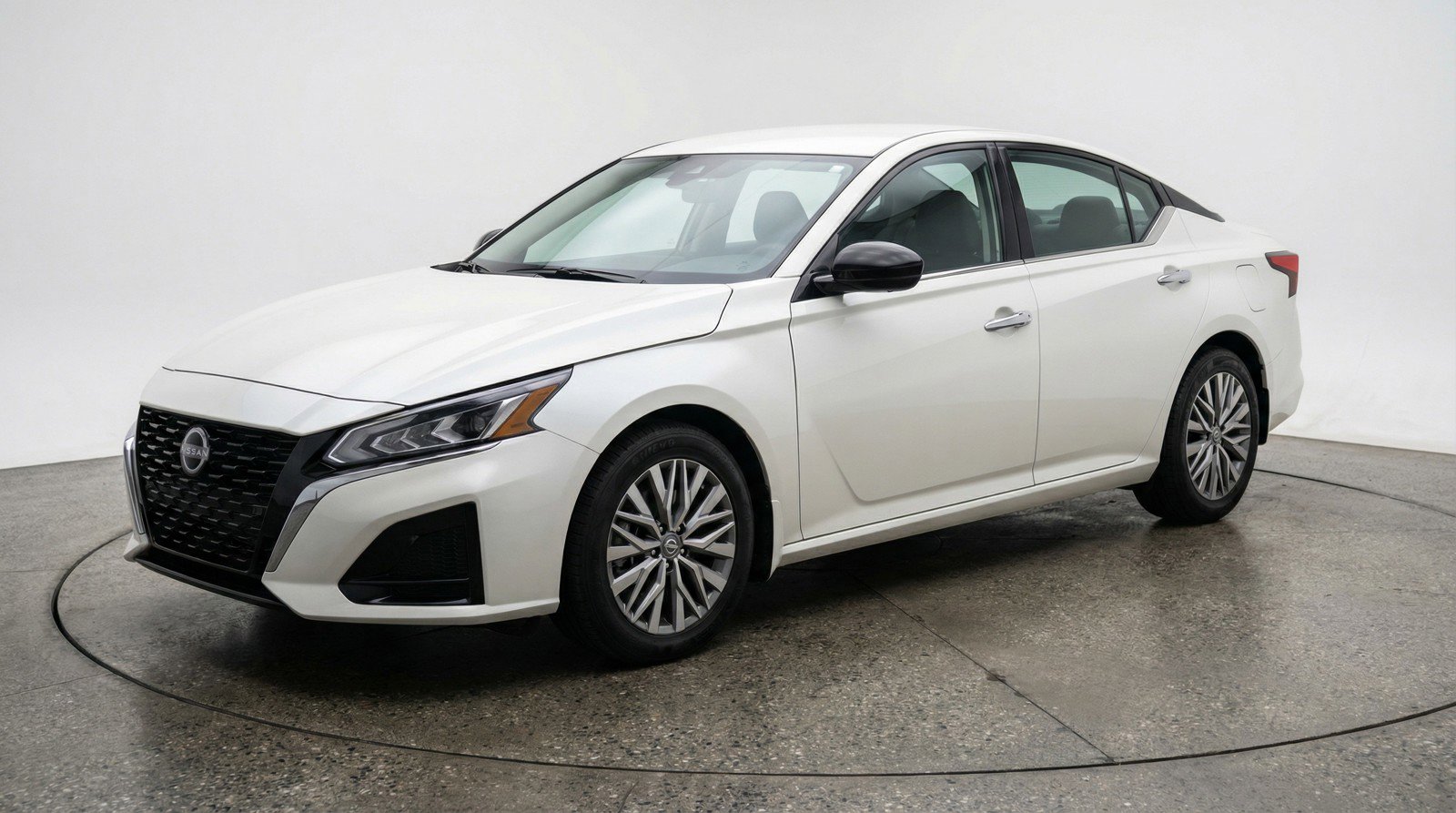 Used 2025 Nissan Altima 2.5 SV FWD image 3
