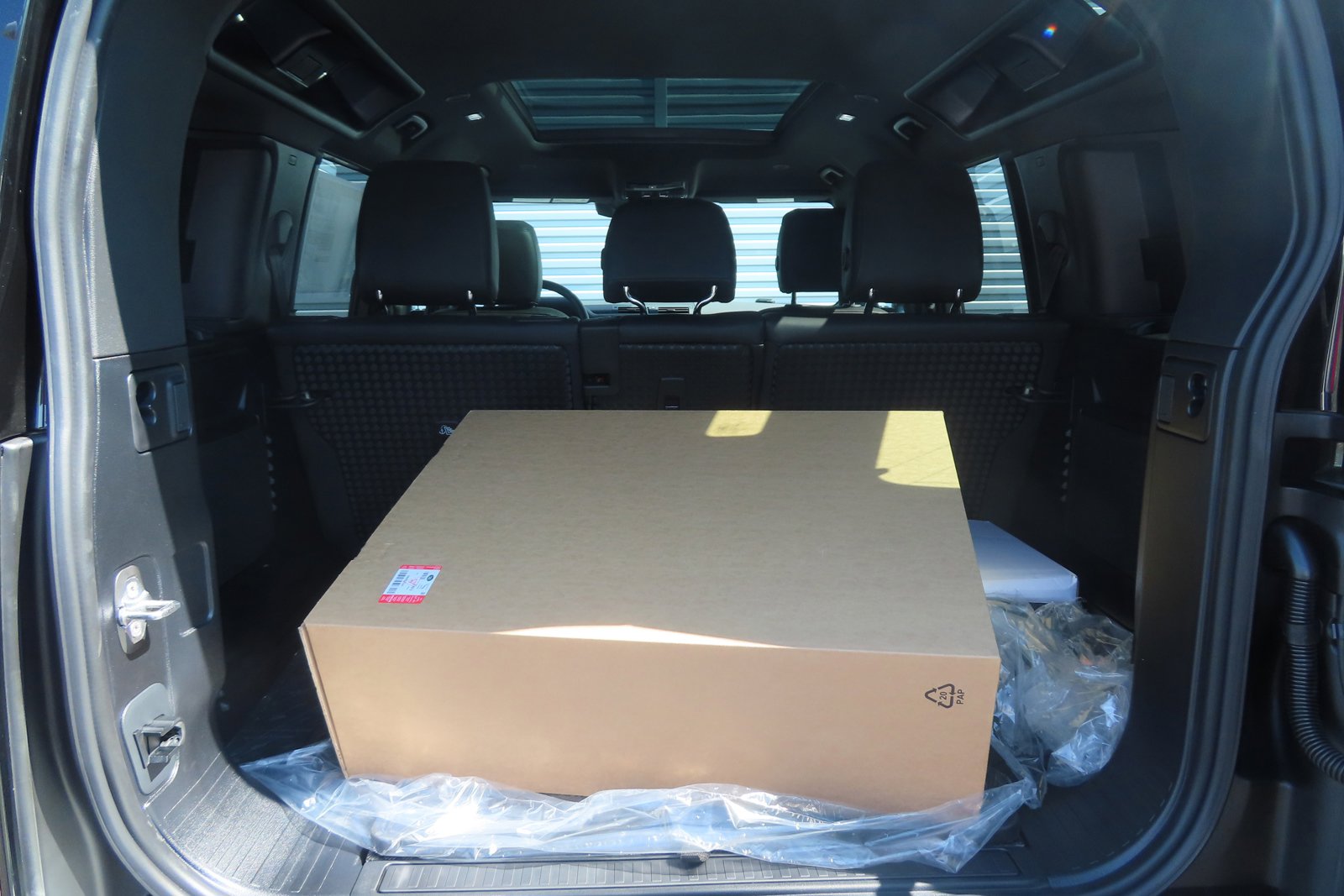 New 2024 Land Rover Defender 110 S image 23