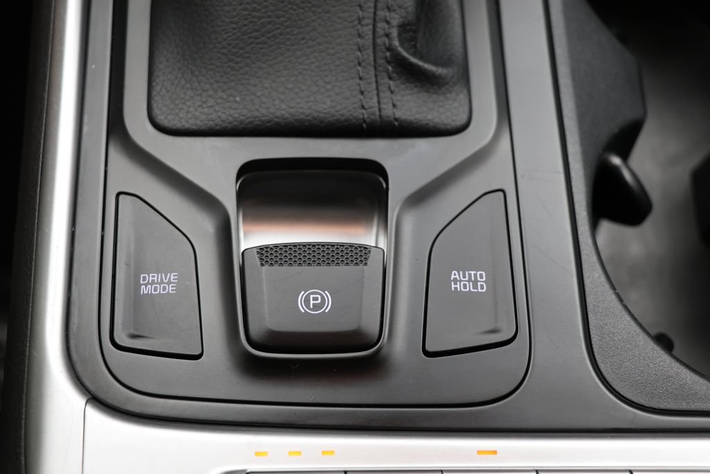 Used 2025 Kia Carnival FWD image 25