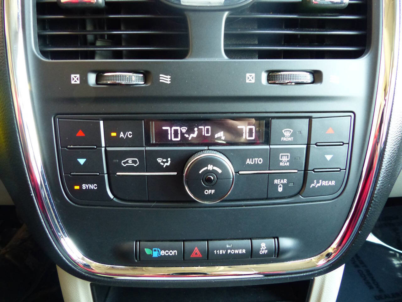 Used 2014 Chrysler Town & Country Touring image 30