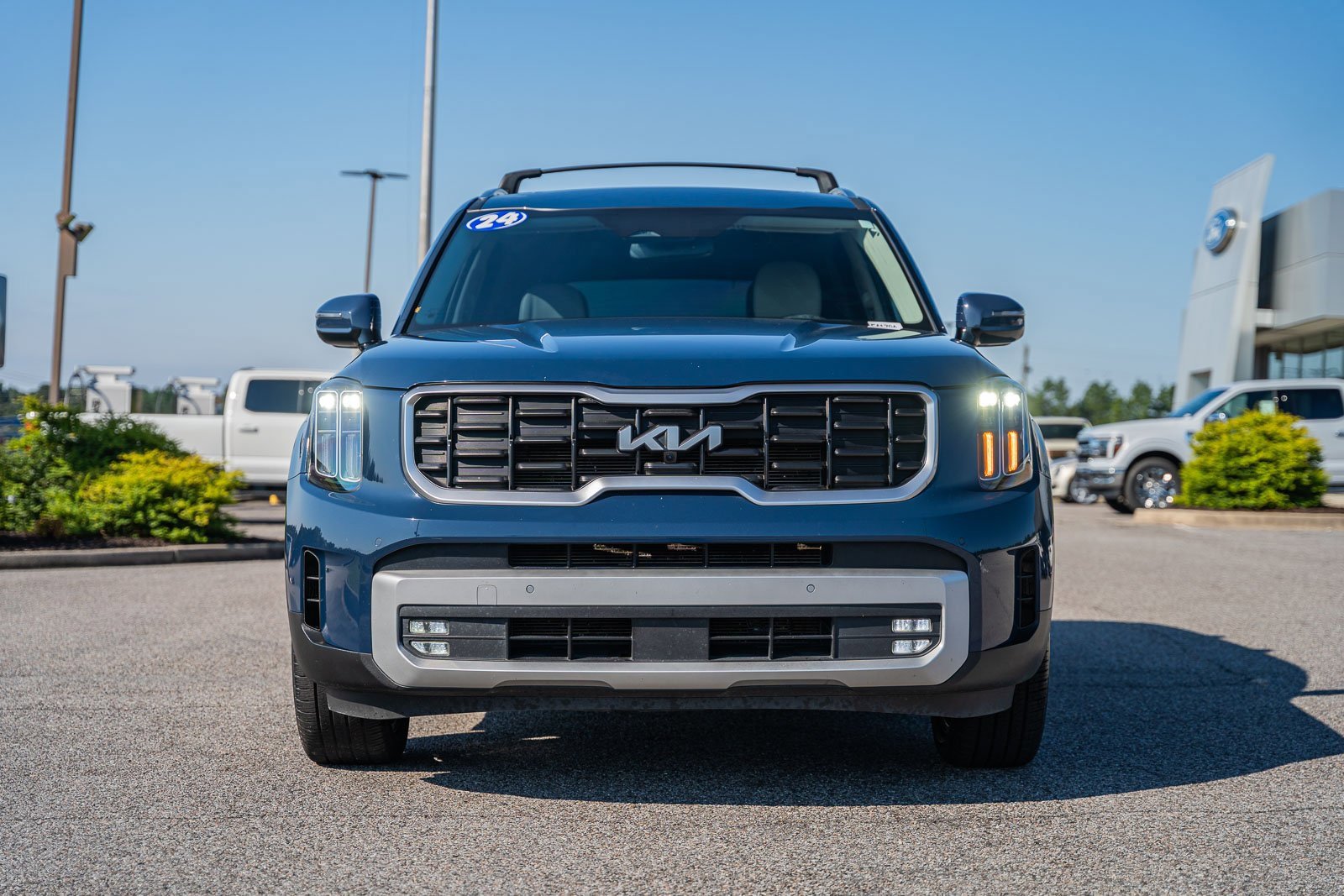 Used 2024 Kia Telluride SX w/ Towing Package image 2
