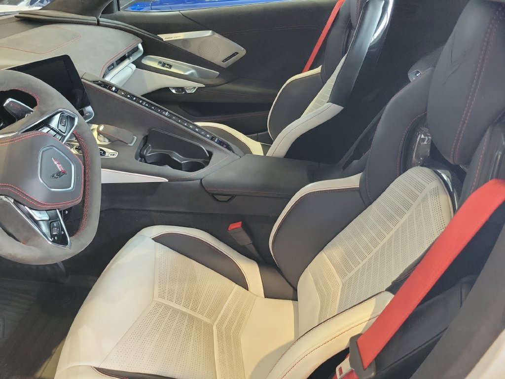 Used 2023 Chevrolet Corvette Stingray Premium Conv w/ Z51 Performance Package RWD image 6