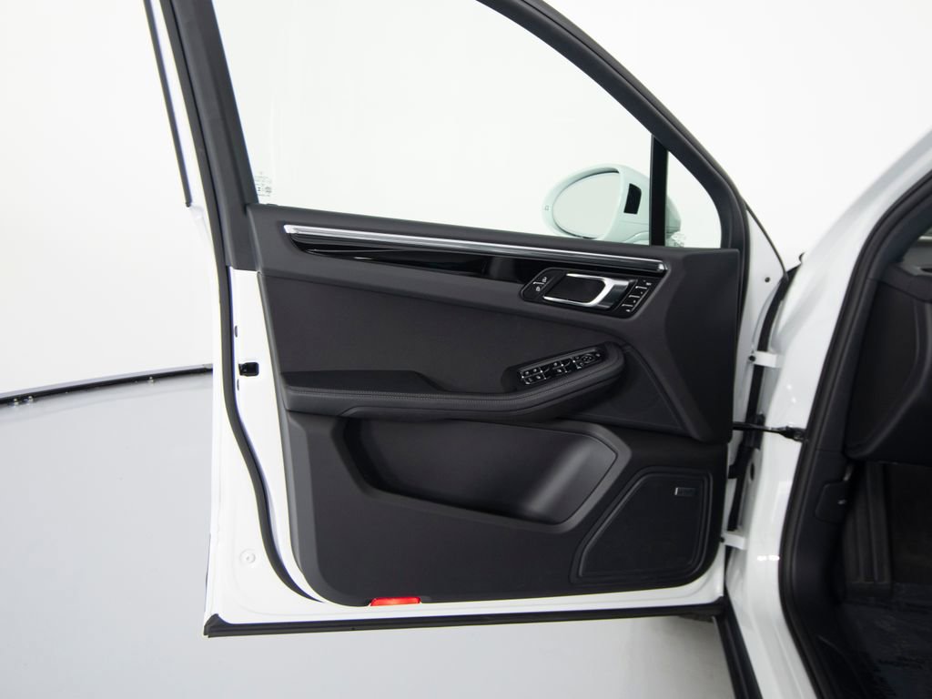 Certified 2025 Porsche Macan image 19