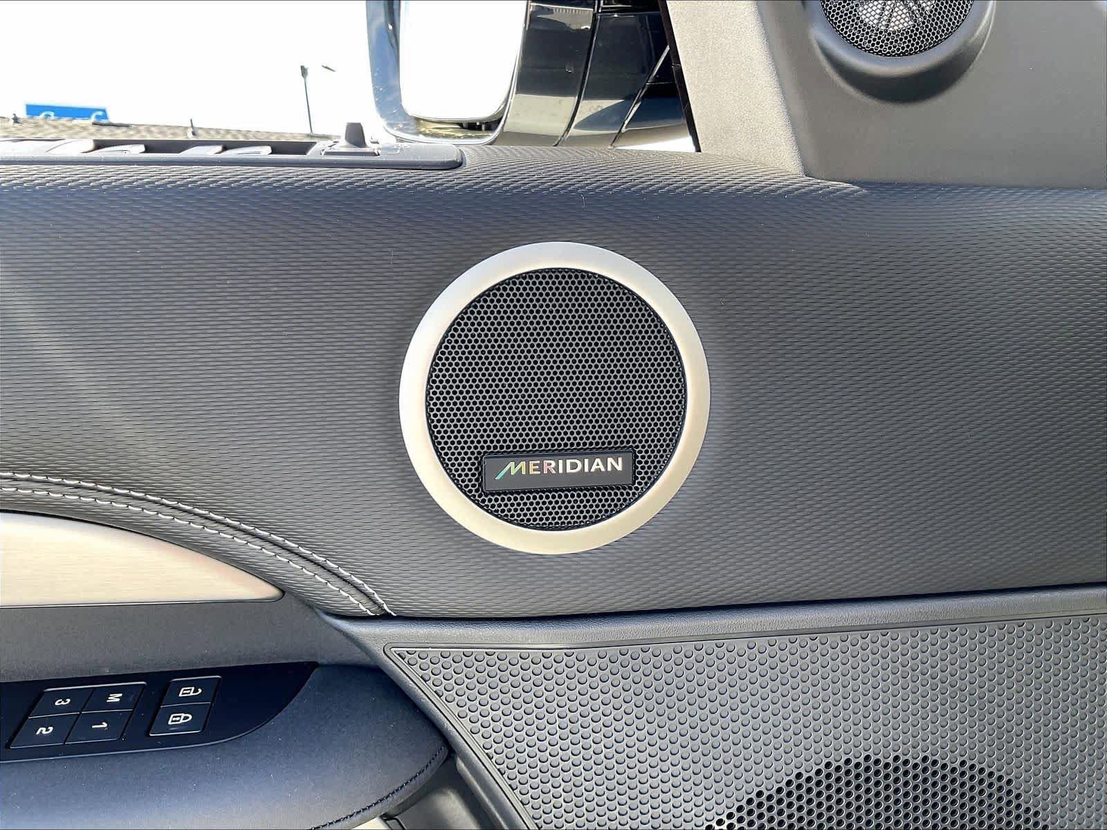 Used 2025 Land Rover Discovery Dynamic SE image 32