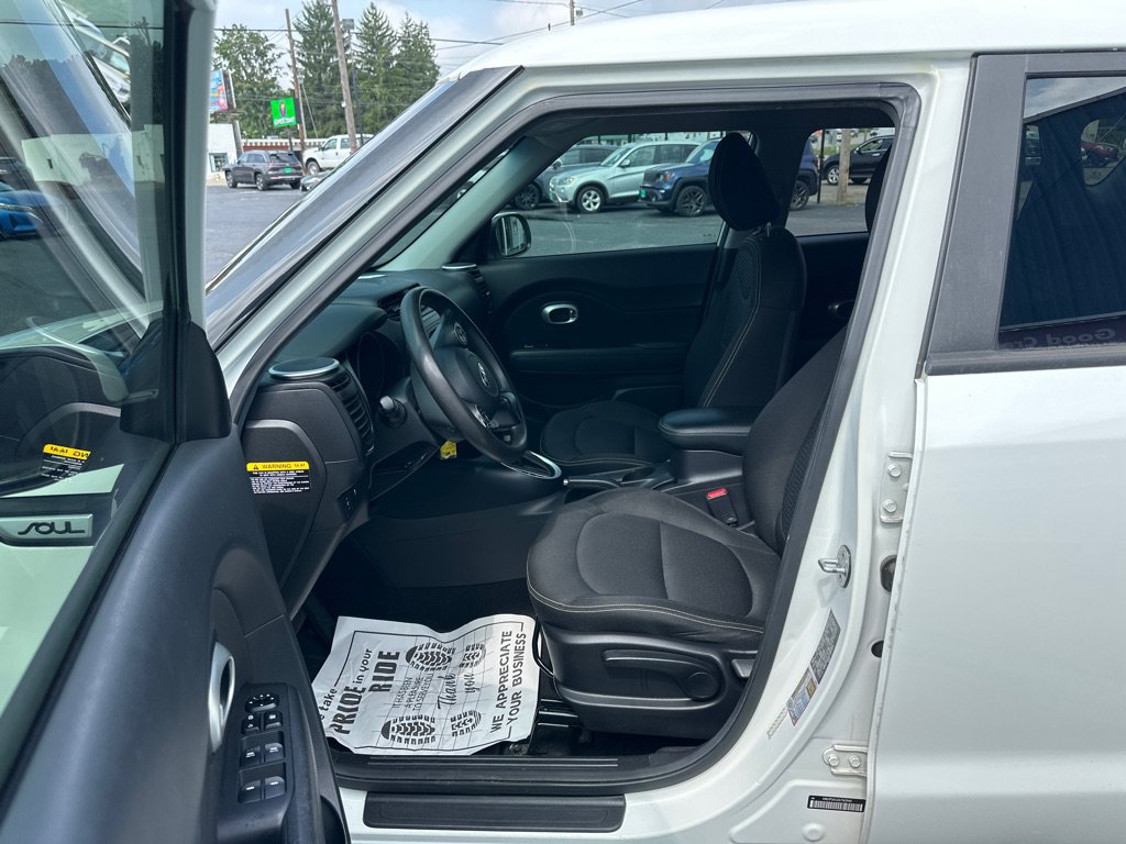 Used 2016 Kia Soul + FWD image 9