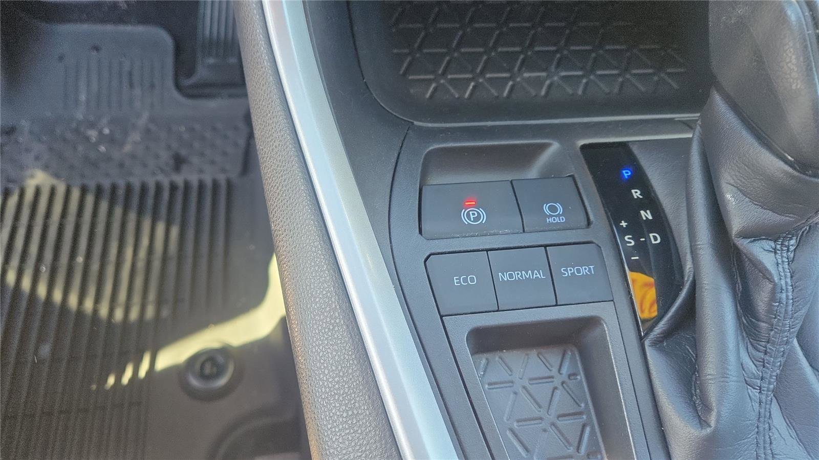 Used 2021 Toyota RAV4 LE image 19