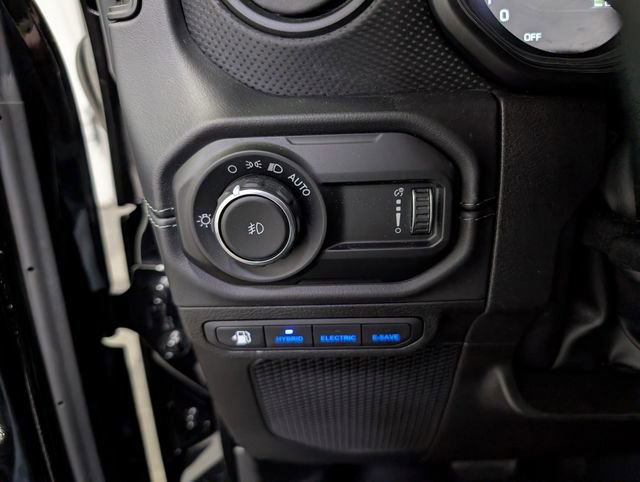 Used 2025 Jeep Wrangler Unlimited Rubicon 4xe w/ Convenience Group AWD/4WD image 19