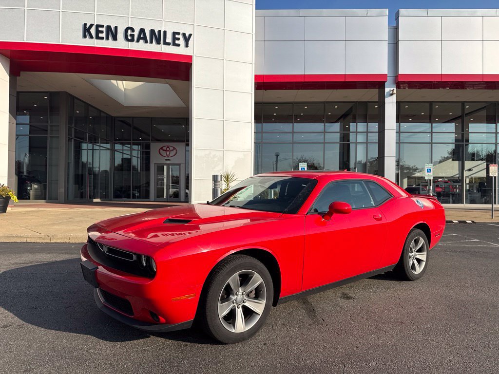 Used 2019 Dodge Challenger SXT RWD image 1