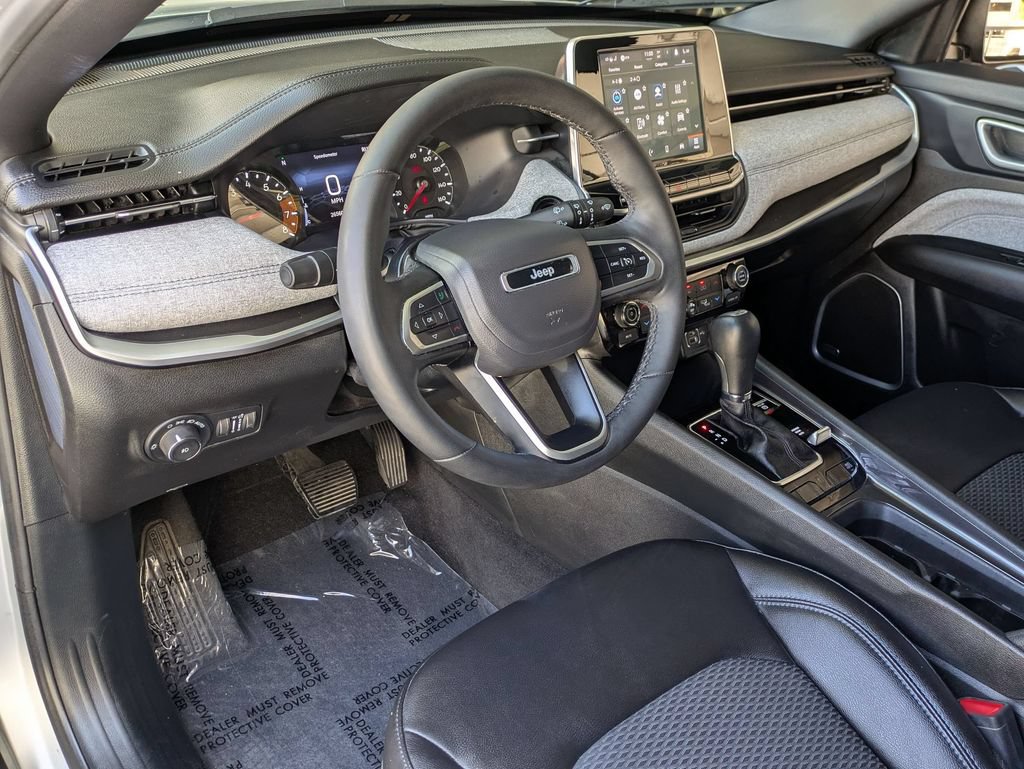 Used 2025 Jeep Compass Latitude w/ Sun & Sound Group AWD/4WD image 14