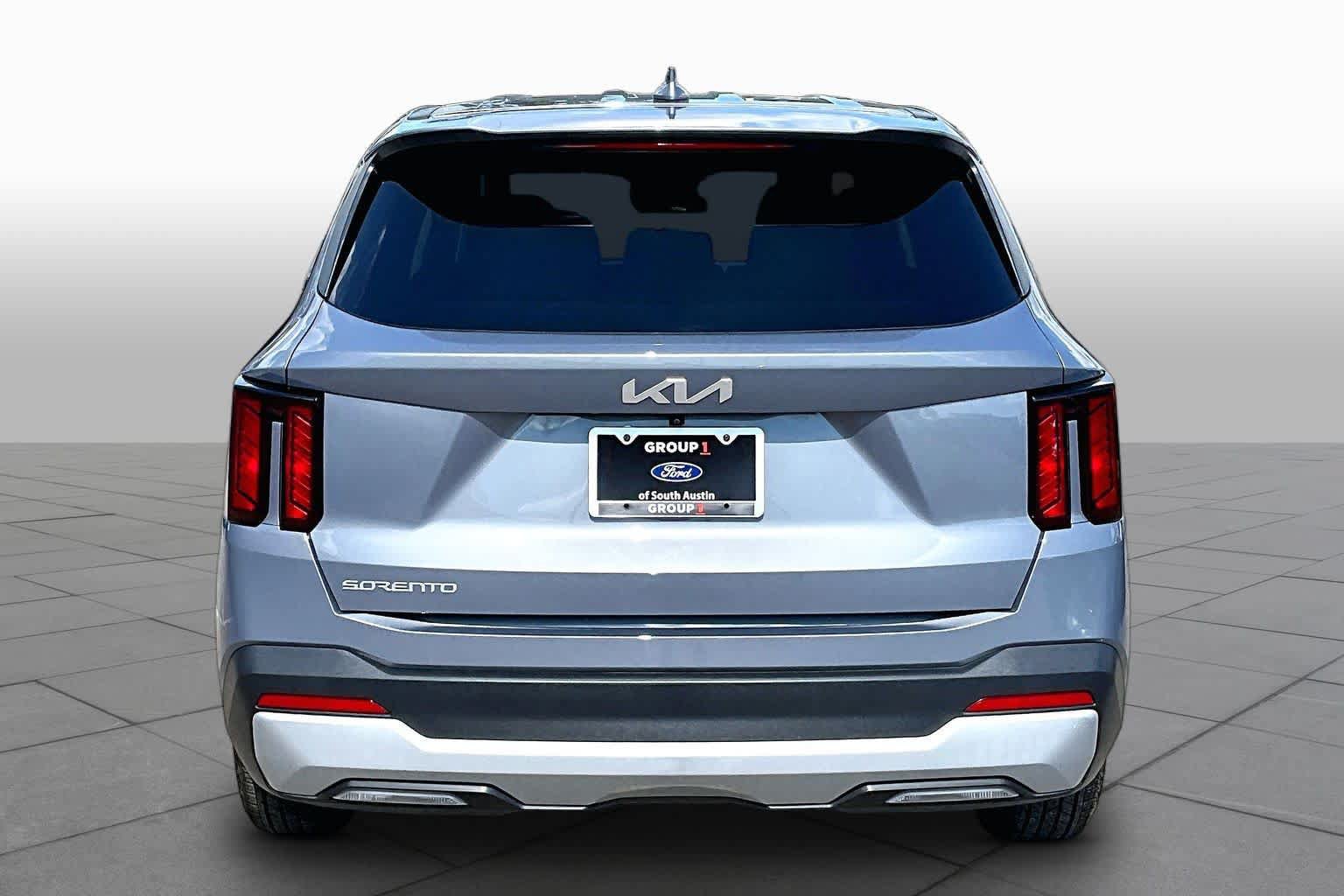 Used 2025 Kia Sorento LX FWD image 5