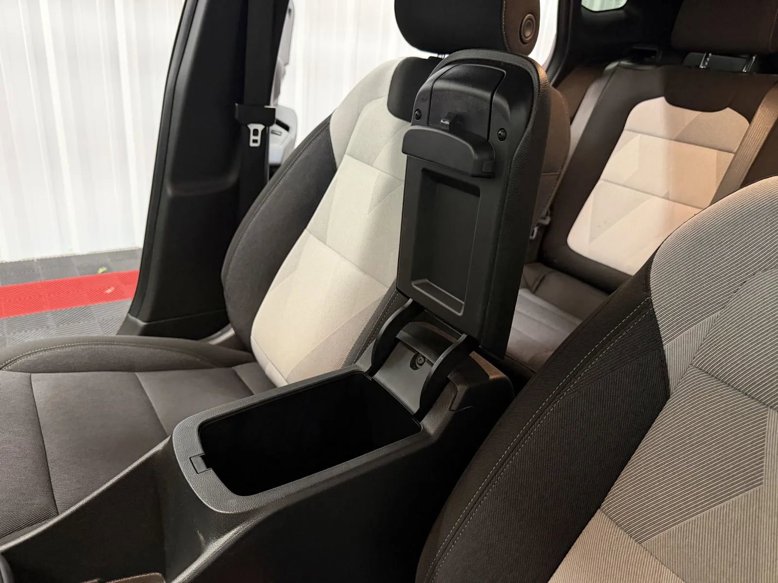 Used 2024 Chevrolet Trax RS FWD image 35
