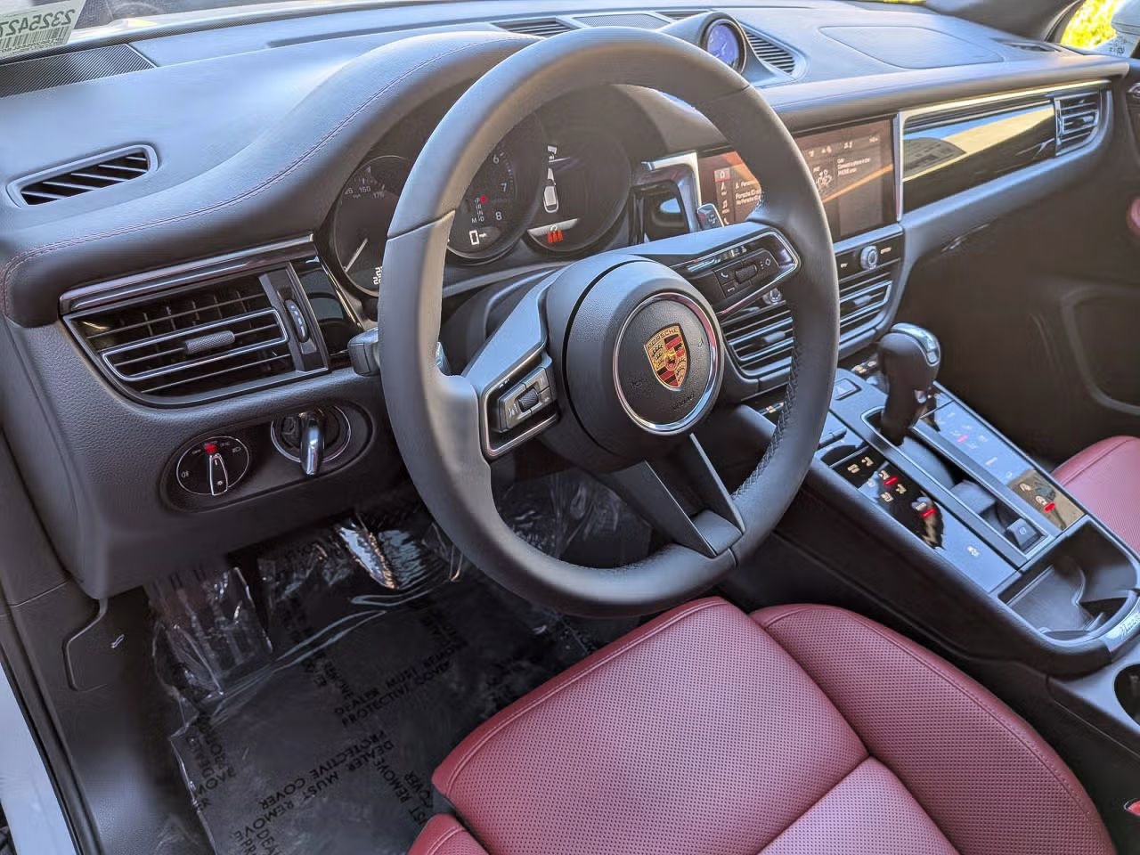 Certified 2025 Porsche Macan AWD/4WD image 4