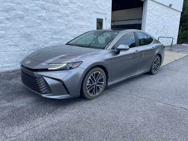Used 2025 Toyota Camry XLE FWD image 1