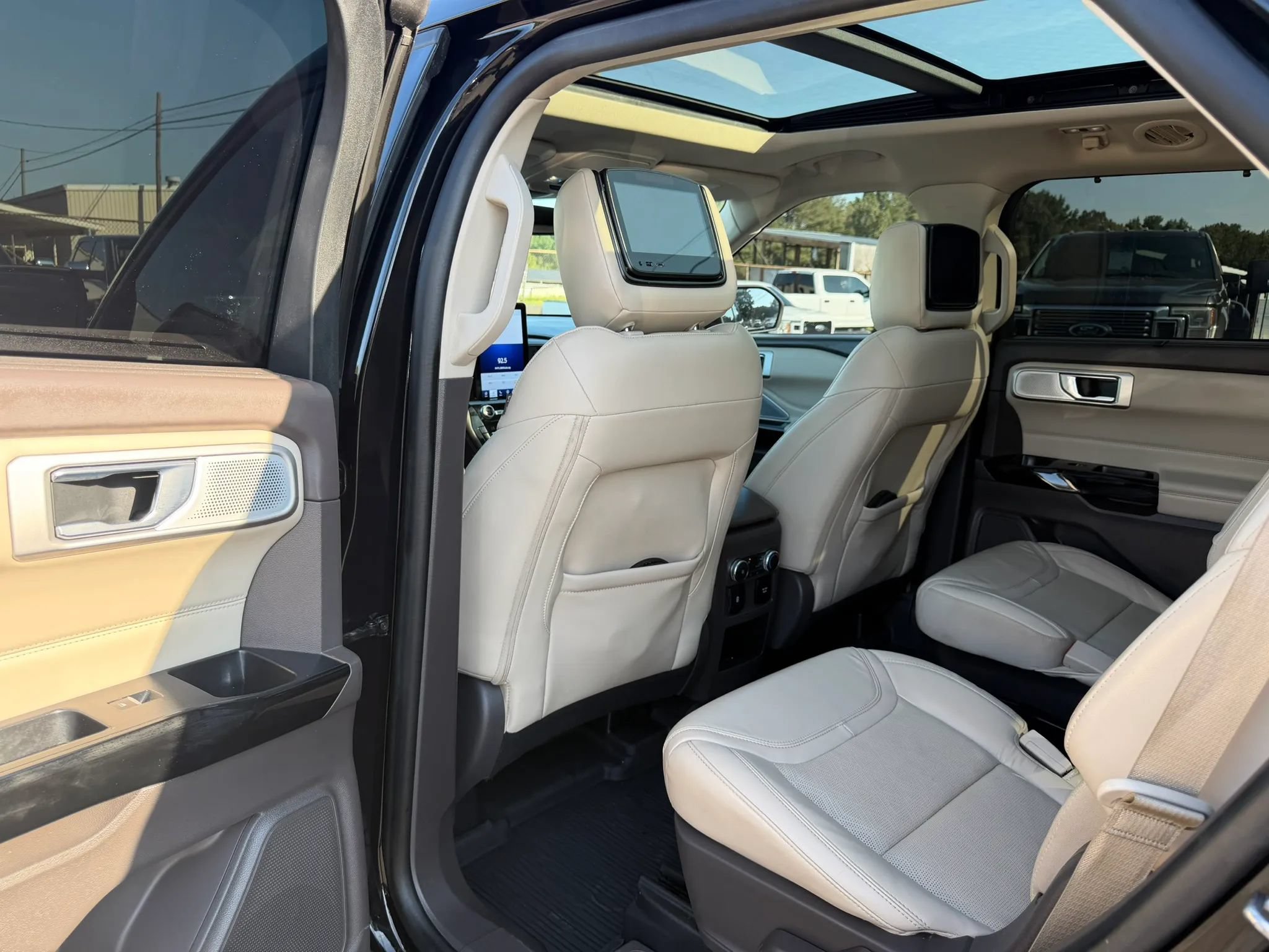 Used 2021 Ford Explorer Platinum w/ Equipment Group 601A AWD/4WD image 21
