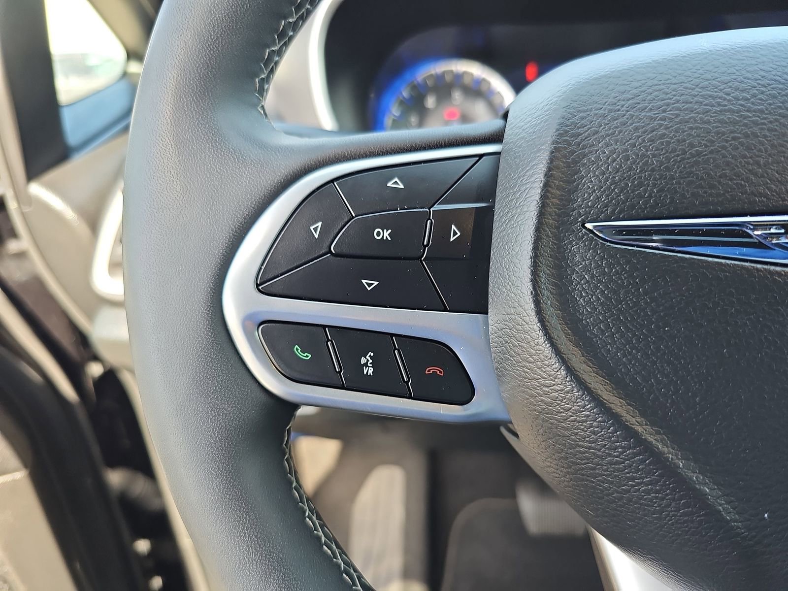 Used 2025 Chrysler Pacifica Select FWD image 19