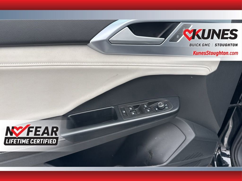 Used 2025 Volkswagen Taos SE image 15