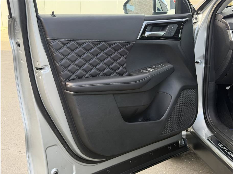 Used 2025 Mitsubishi Outlander 4WD Plug-In Hybrid image 10