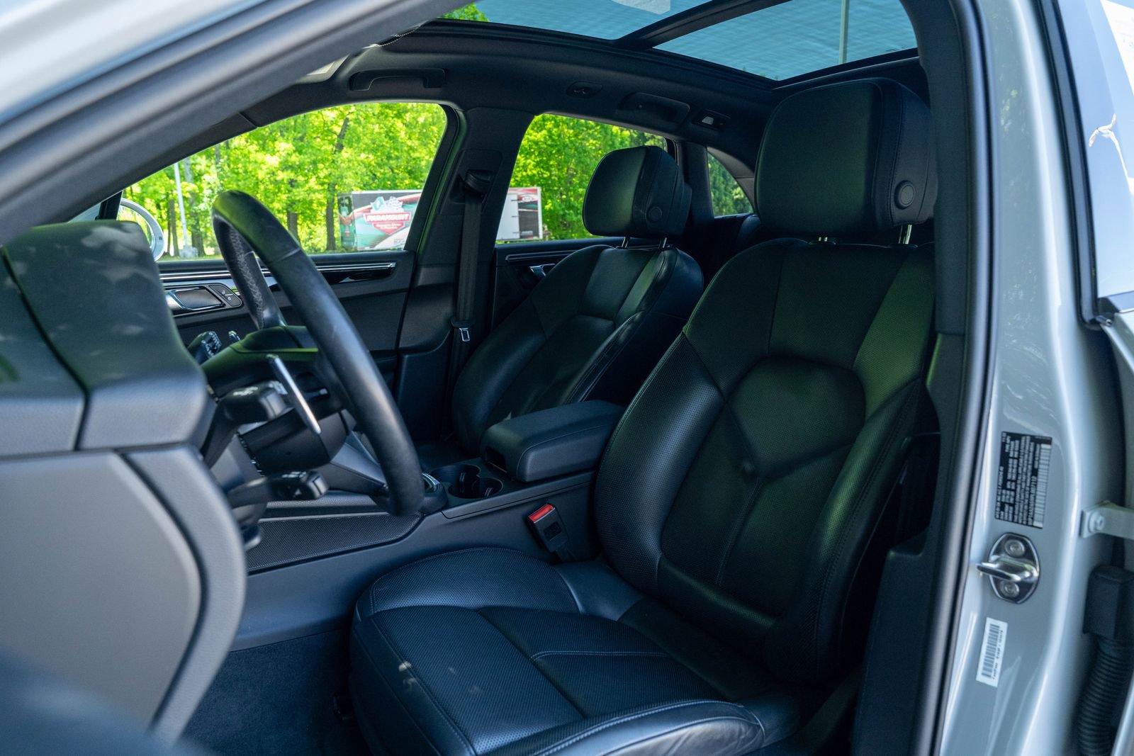 Certified 2023 Porsche Macan AWD/4WD image 5