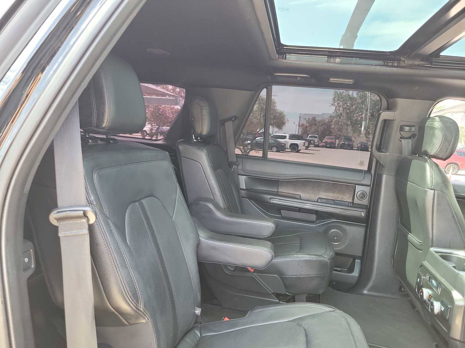 Used 2018 Ford Expedition Limited w/ Equipment Group 301A RWD image 17