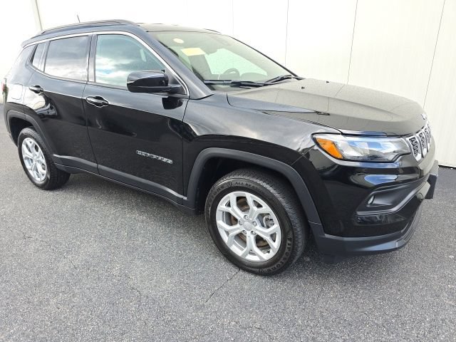 Used 2024 Jeep Compass Latitude AWD/4WD image 1