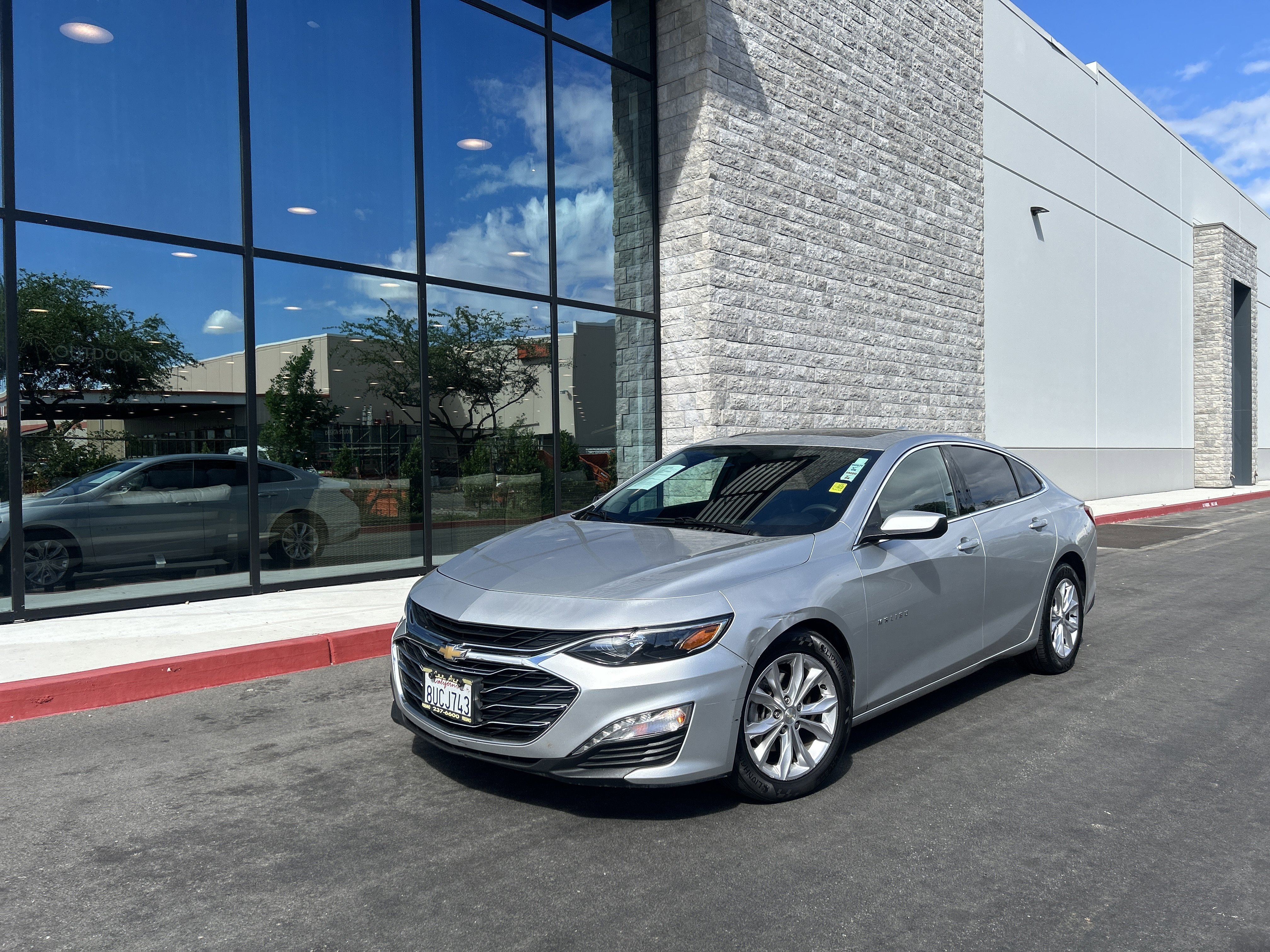 Used 2019 Chevrolet Malibu LT FWD image 2