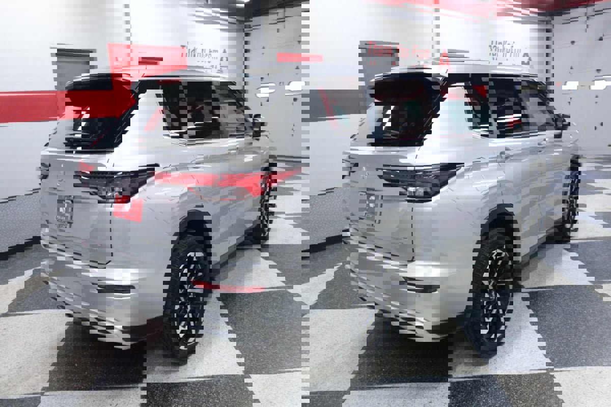 Used 2024 Mitsubishi Outlander SE image 7