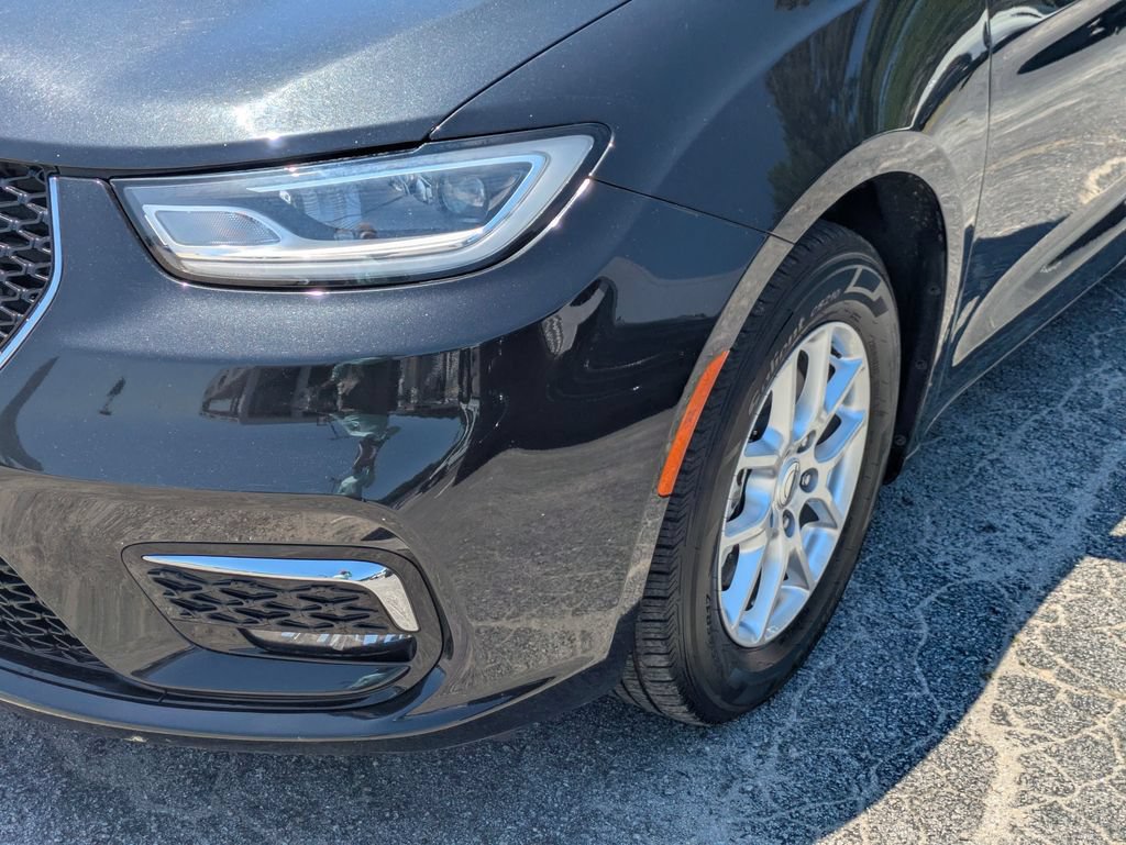 Used 2023 Chrysler Pacifica Touring-L FWD image 9