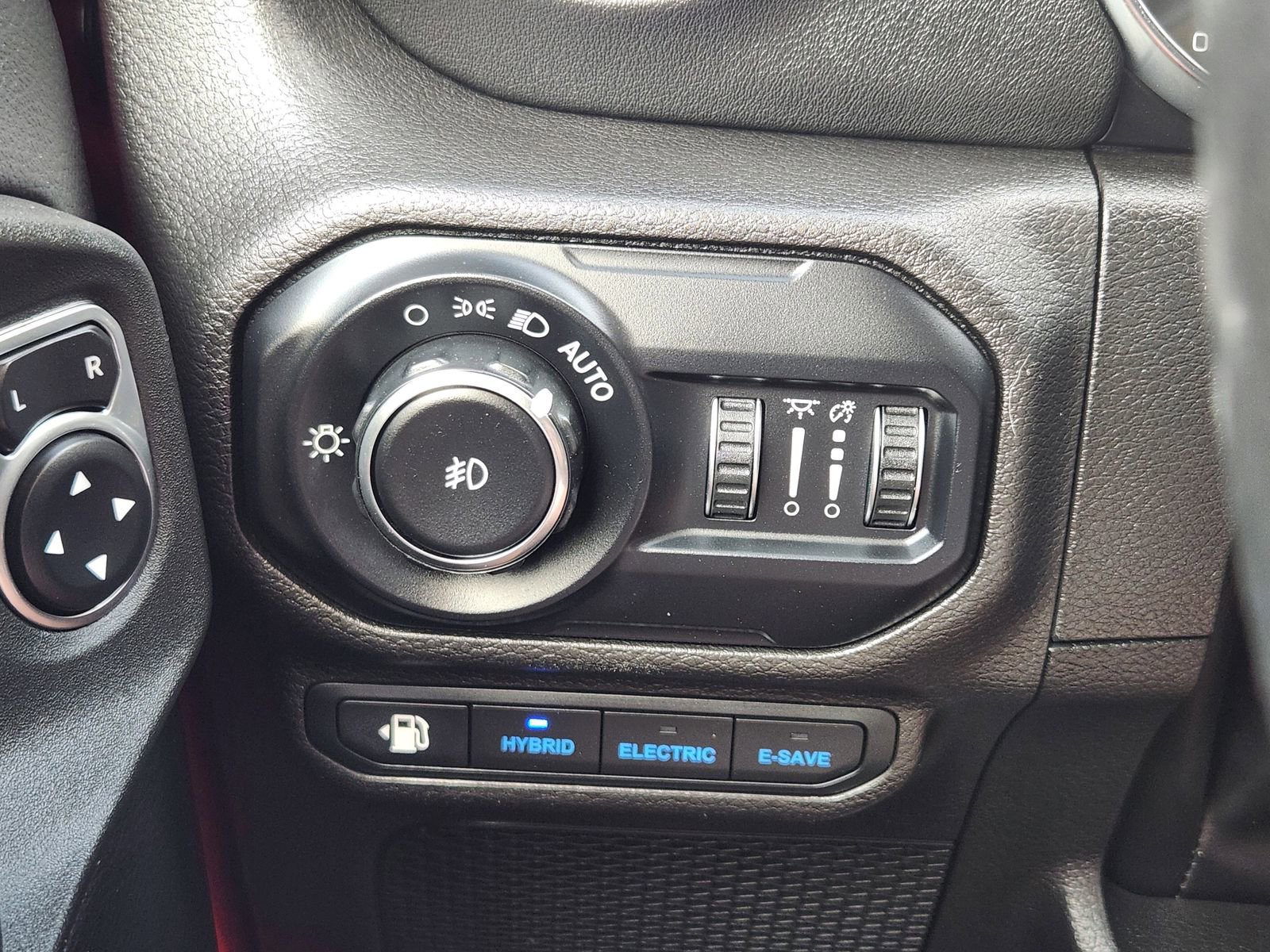 Used 2022 Jeep Wrangler Unlimited Rubicon 4xe w/ Cold Weather Group AWD/4WD image 24