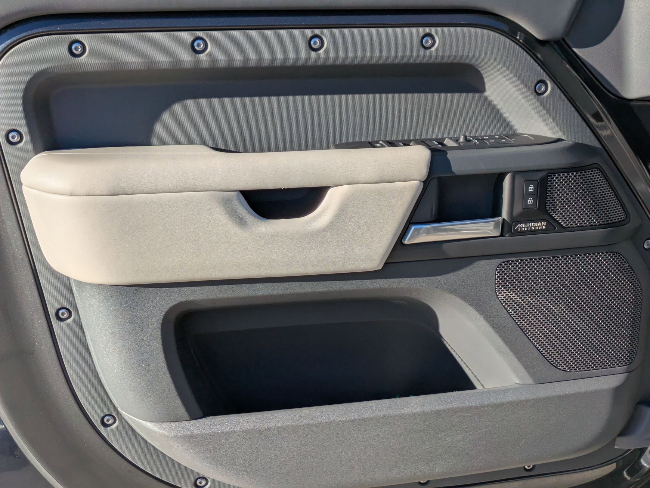 Used 2024 Land Rover Defender 110 X-Dynamic SE image 12