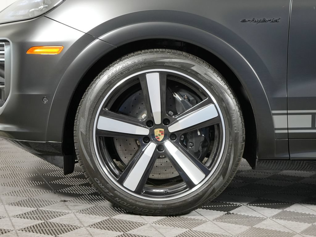 Certified 2024 Porsche Cayenne Turbo AWD/4WD image 16